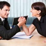 HOMENS E MULHERES TÊM SALÁRIOS DIFERENTES?