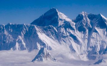 OS CADÁVERES DO EVEREST – e a paixão brasileira pelo deboche e pelo fracasso